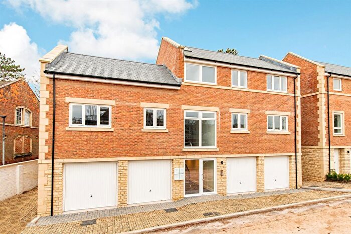 2 Bedroom Flat For Sale In Polebarn Road, Trowbridge, BA14