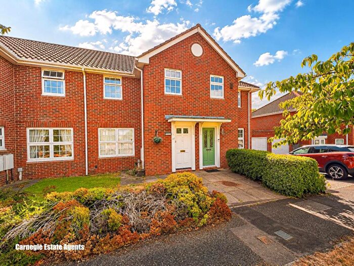 3 Bedroom Terraced House For Sale In Longcroft Gardens, Welwyn Garden City, AL8