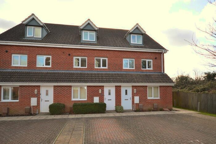 2 Bedroom Flat To Rent In Graylingwell Drive, Chichester, West Sussex, PO19