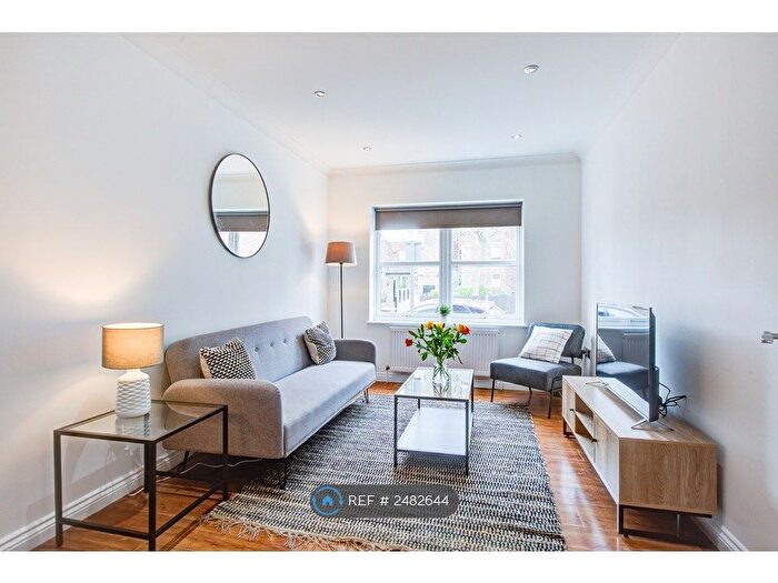 2 Bedroom Flat To Rent In Tall Tree Court, Romford, RM1