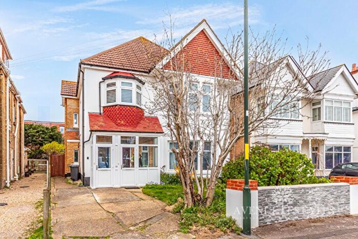 2 Bedroom Flat For Sale In Stourcliffe Avenue, Bournemouth, Dorset, BH6