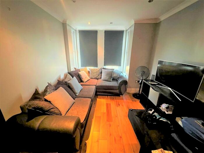 2 Bedroom Flat To Rent In Welldon Crescent, Harrow, Middlesex, HA1
