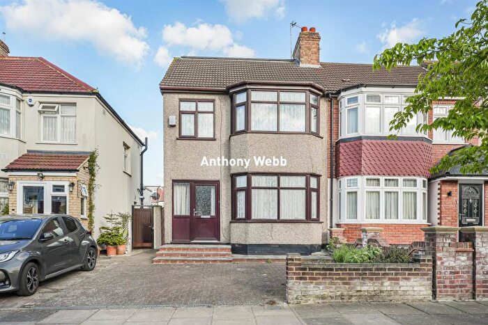 4 Bedroom End Of Terrace House For Sale In Rylston Road, Palmers Green, N13