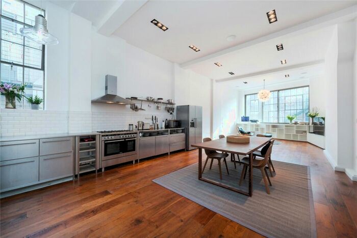 2 Bedroom Flat To Rent In Charterhouse Square, Aldersgate, EC1M