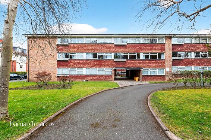 2 Bedroom Flat For Sale In Christchurch Park, Sutton, SM2