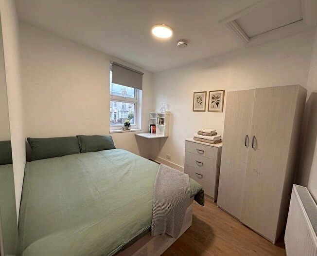3 Bedroom Flat To Rent In Eric Street, Mile End, E3