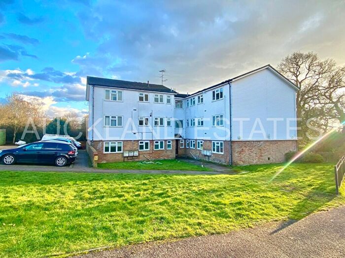 2 Bedroom Apartment To Rent In Kimptons Mead, Potters Bar, EN6
