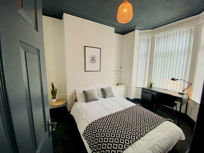 2 Bedroom House To Rent In Romer Road (Spare Rooms), L6