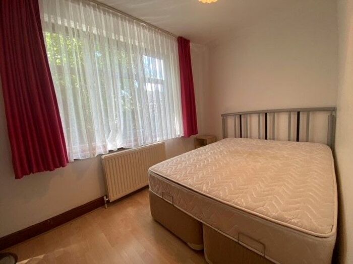 Studio To Rent In Fairway, London, N13