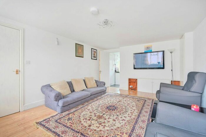 4 Bedroom Semi-Detached House To Rent In East Hill, Woking, GU22