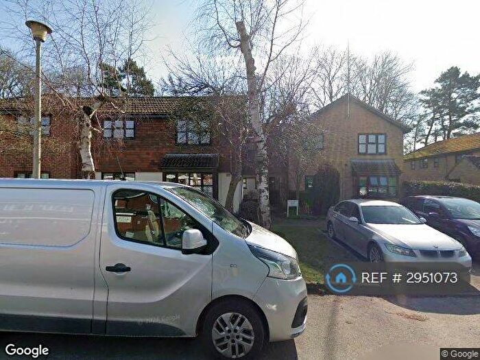 1 Bedroom Flat To Rent In Hamilton Court, Leatherhead, KT23