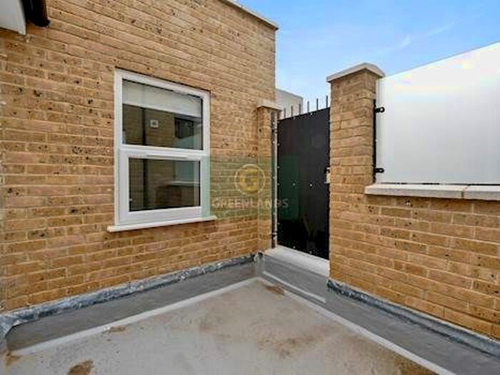 2 Bedroom Flat To Rent In Bethnal Green Road, Bethnal Green, E2