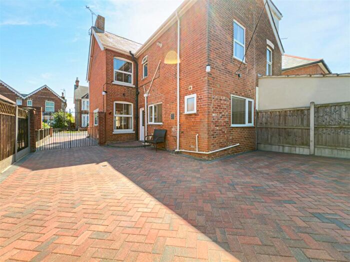 3 Bedroom Semi Detached House For Sale In Mildmay Road, Burnham On Crouch, CM0