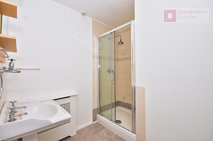 Terraced House To Rent In Grove Park, London, E11