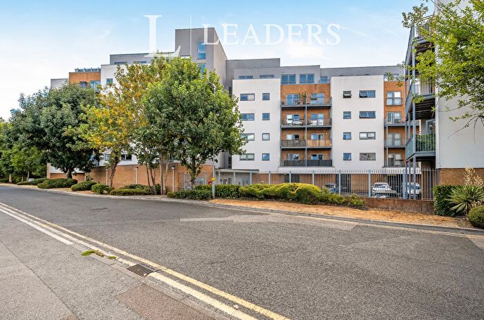 2 Bedroom Flat For Sale In Sovereign Way, Tonbridge, Kent, TN9