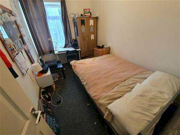 2 Bedroom Flat To Rent In Minny Street, Cathays, Cardiff, CF24