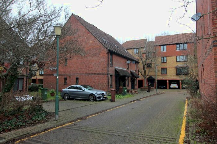 2 Bedroom Flat To Rent In Shott Close, Sutton SM1