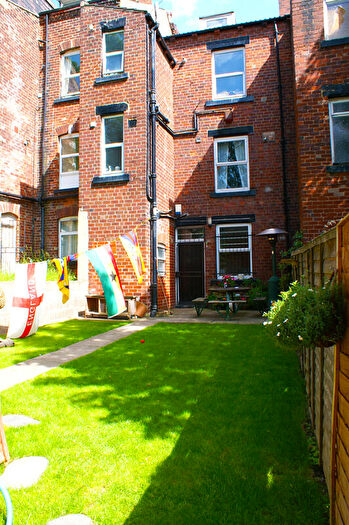 2 Bedroom Flat To Rent In St Johns Avenue, Hyde Park, Leeds, LS6