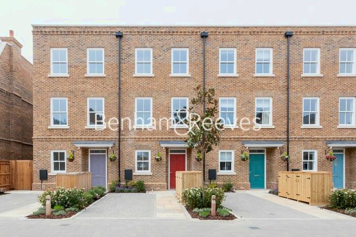 3 Bedroom Town House To Rent In Barrons Chase, Richmond, TW10