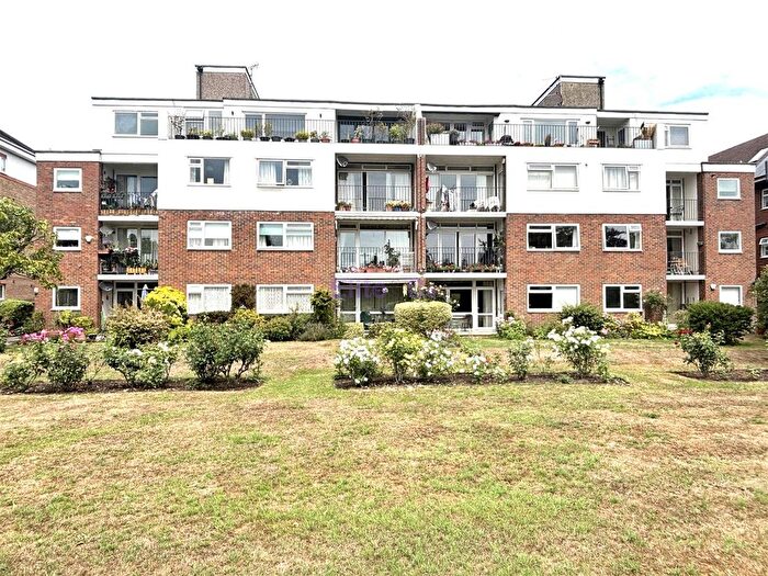 3 Bedroom Flat For Sale In Court Downs Road, Beckenham, BR3