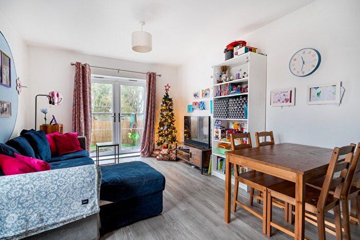 2 Bedroom Flat For Sale In Watermint Place, Bracknell, Berkshire, RG12