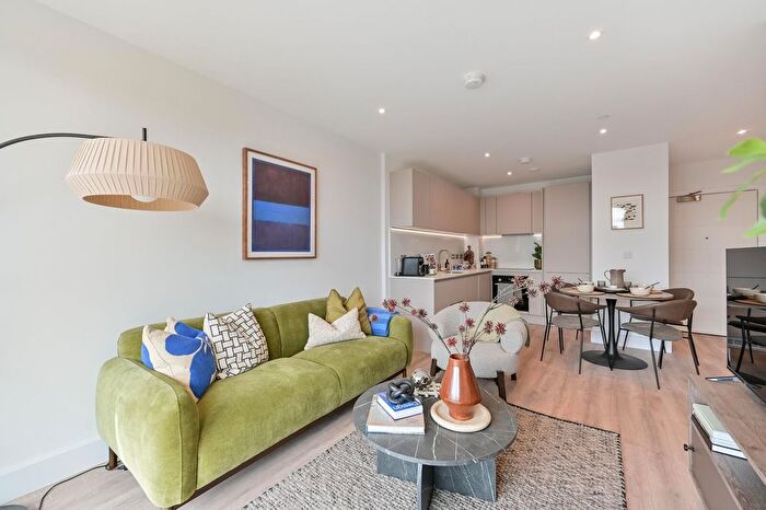 2 Bedroom Flat To Rent In Refinery Square, Slough, London, SL1