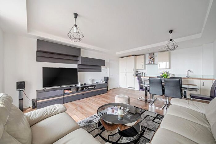 2 Bedroom Flat For Sale In Greenacres House, Earlsfield, London, SW18