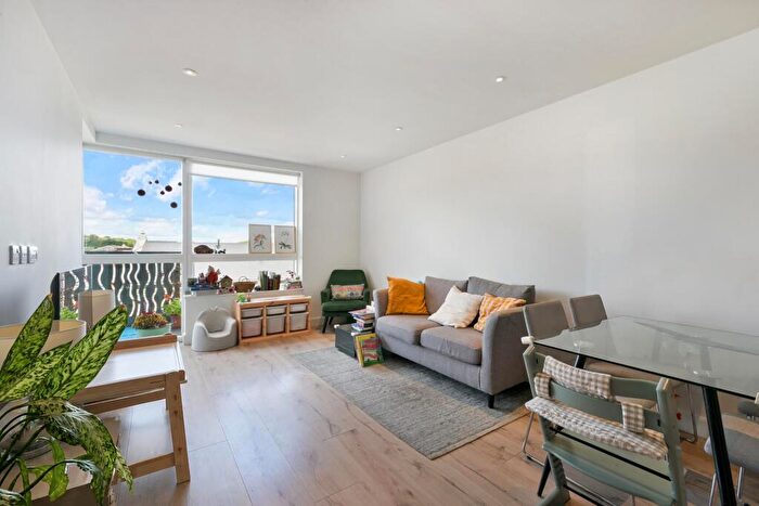 2 Bedroom Flat To Rent In Lang Court, Smithfield Square, High Street, N8