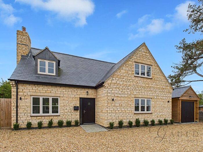 4 Bedroom Detached House For Sale In Buckingham Road, Silverstone, NN12