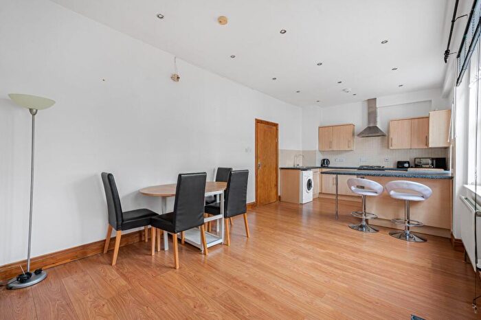 2 Bedroom Flat For Sale In Loes Alley, High Street, Alton, GU34