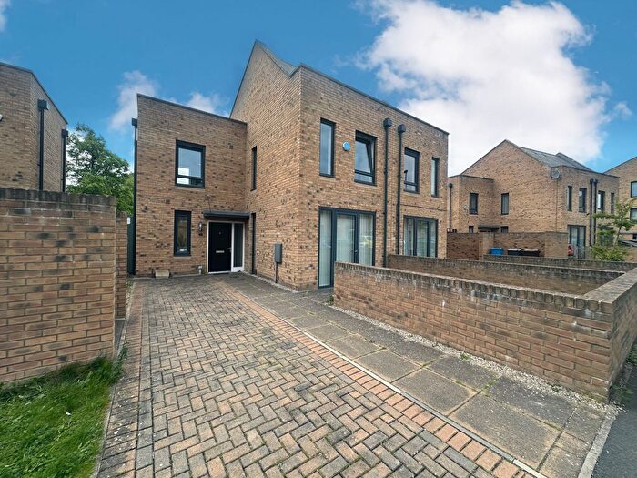3 Bedroom Town House To Rent In Castle Croft Drive, Sheffield, S2