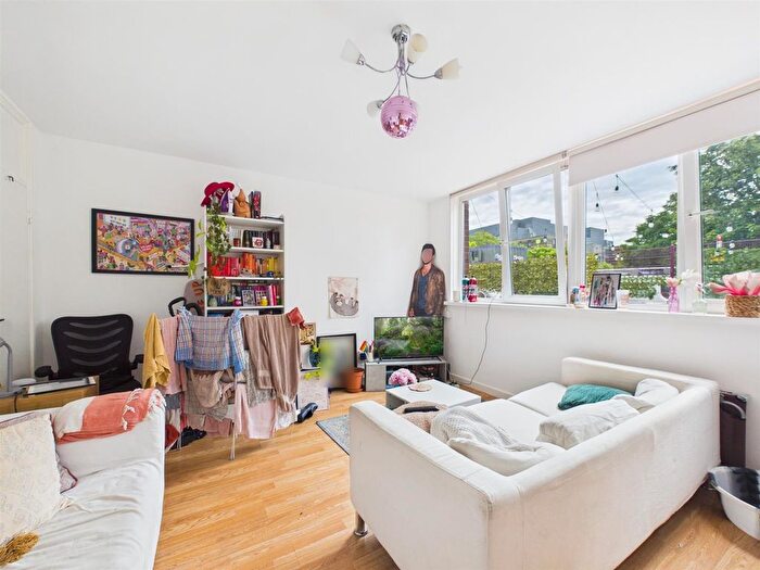 3 Bedroom Maisonette To Rent In Buckland Court, Buckland Street, Old Street, N1
