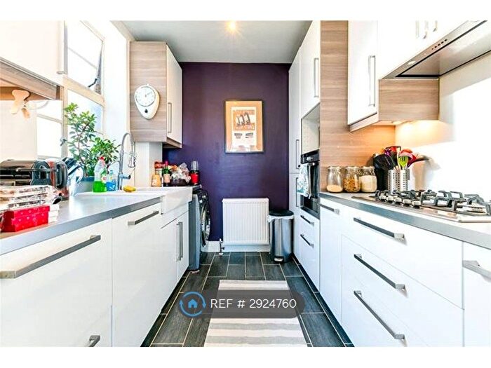 2 Bedroom Flat To Rent In The Pavement, London, SW4