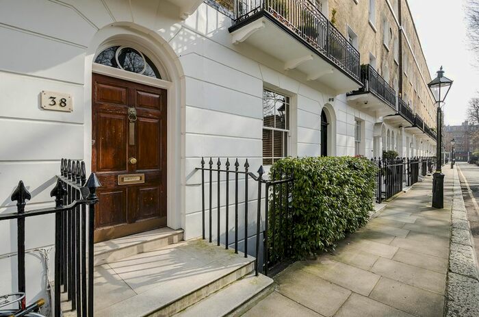 3 Bedroom Flat To Rent In Brompton Square, London, SW3