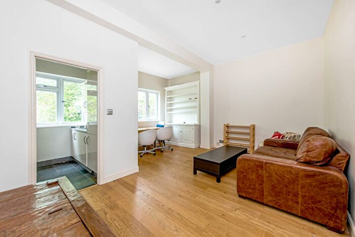 2 Bedroom Flat To Rent In Gratton Road, London, W14