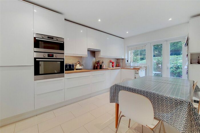 3 Bedroom Terraced House To Rent In Bartholomew Close, Wandsworth, SW18