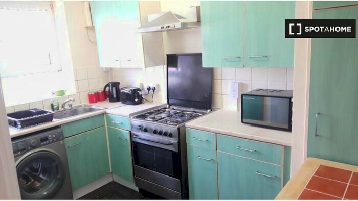 3 Bedroom Flat To Rent In Mcglashon House, E1