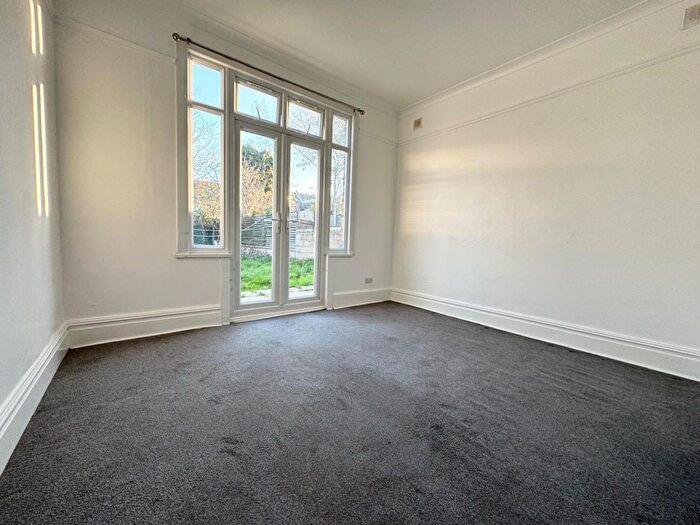 2 Bedroom Flat To Rent In Holmesdale Road, SE25