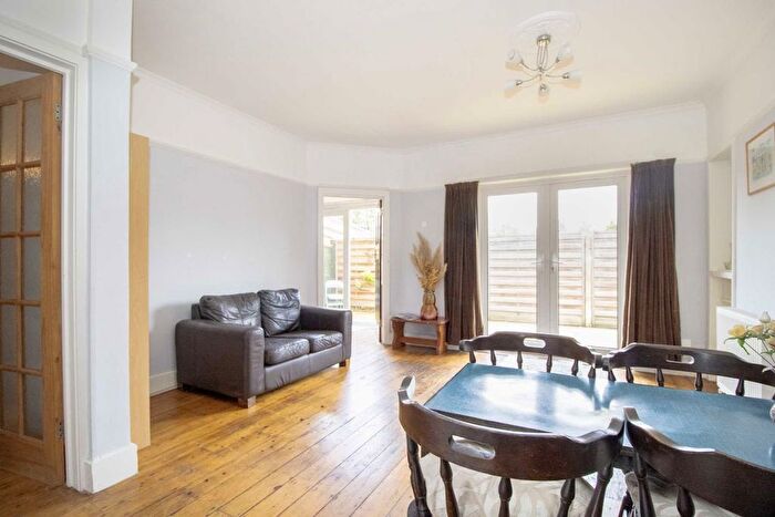 3 Bedroom Flat To Rent In Upper Richmond Road West, East Sheen, TW10