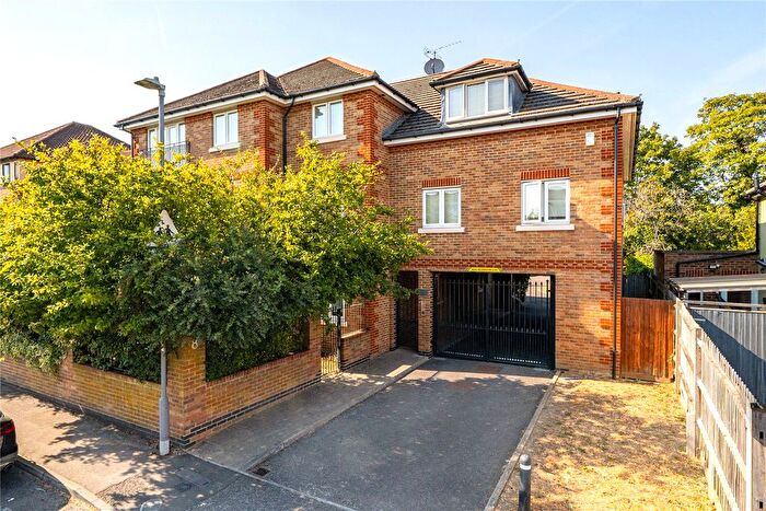 2 Bedroom Flat For Sale In Surbiton, KT5