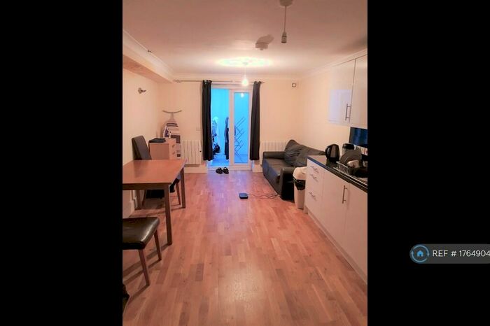2 Bedroom Flat To Rent In Battersea Park Road, Battersea, SW11