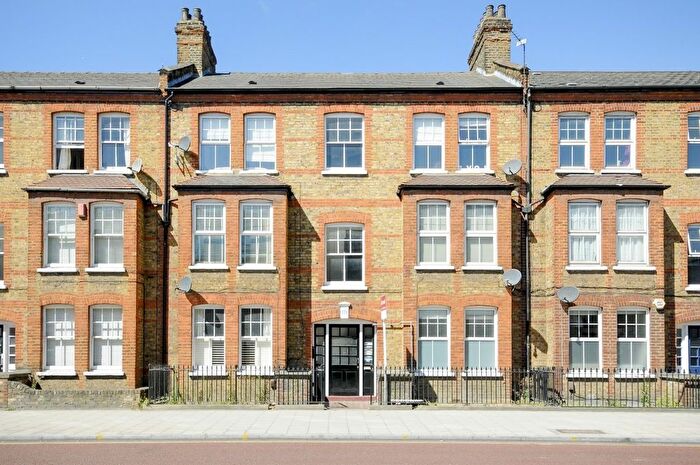 2 Bedroom Flat For Sale In Queenstown Road, London, SW8