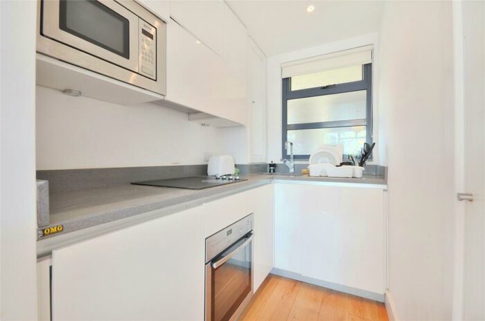 2 Bedroom Flat To Rent In Turner Street, Whitechapel, E1