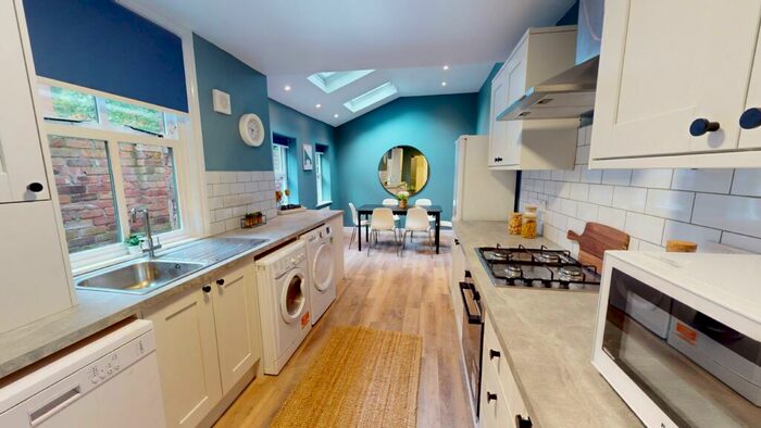 6 Bedroom House To Rent In Rothesay Avenue, NG7