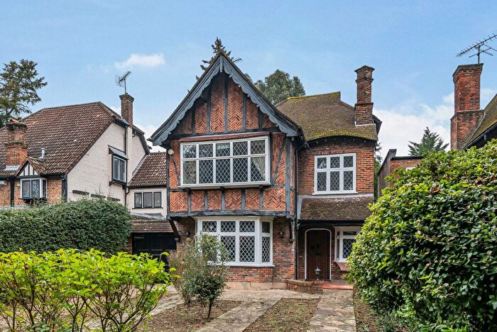 4 Bedroom Detached House To Rent In Canons Drive, Edgware, HA8