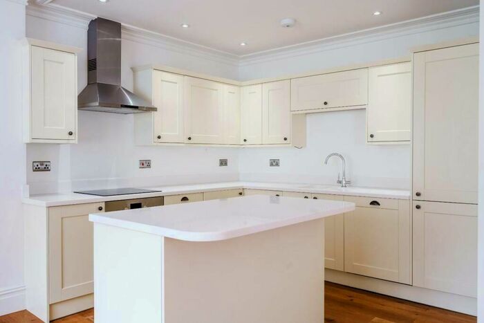 2 Bedroom Flat To Rent In Flat, Cleeve, BS49