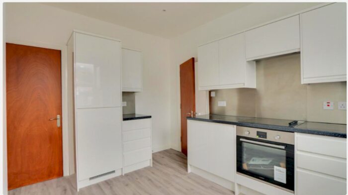 3 Bedroom Flat To Rent In Whitehorse Road, Croydon, CR0