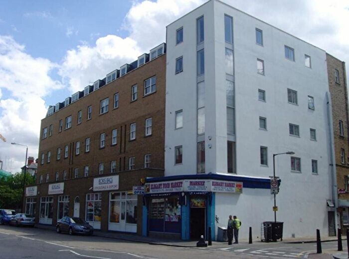 3 Bedroom Flat To Rent In Treadway Street, Bethnal Green, E2