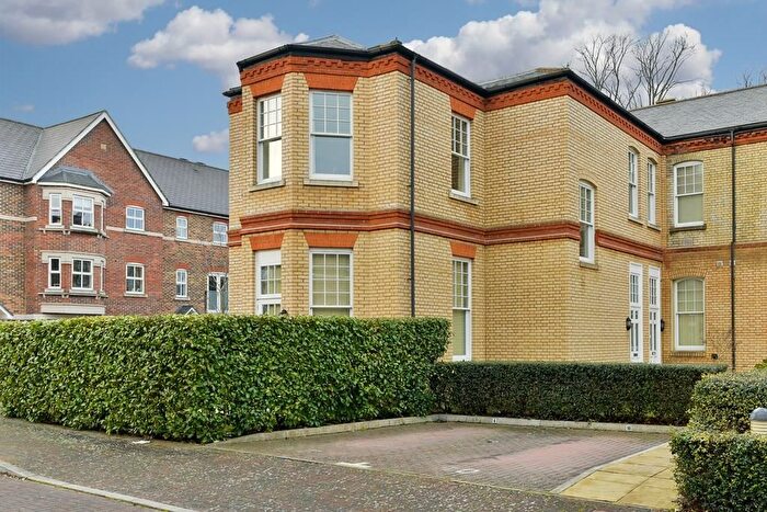 2 Bedroom Flat For Sale In Cavendish Walk, Epsom, KT19