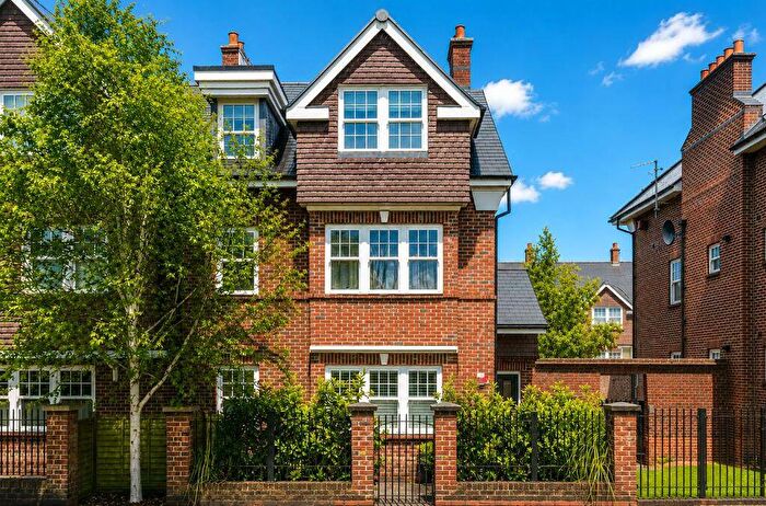 4 Bedroom Semi-Detached House For Sale In Bunns Lane, London, NW7
